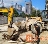 女人骚屄高温下的坚守｜道路建设者用汗水铺就畅通路